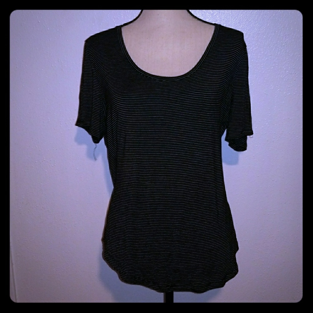 Old navy black and white tee size xl